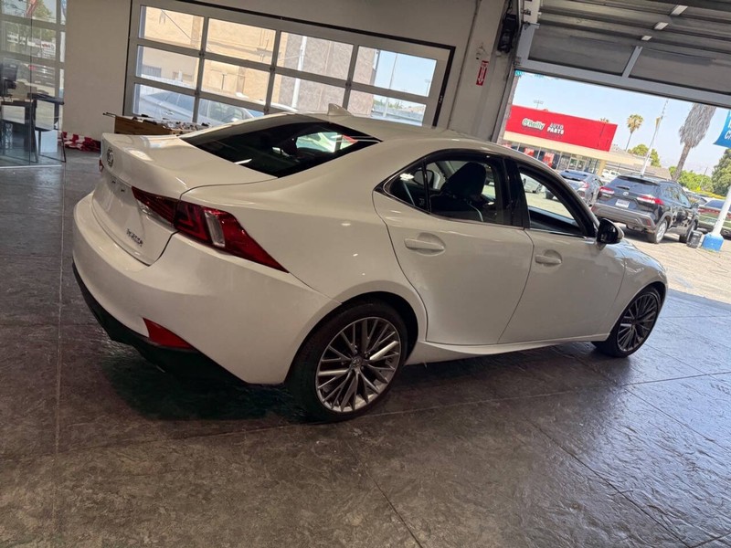 Lexus IS Vehicle Full-screen Gallery Image 23