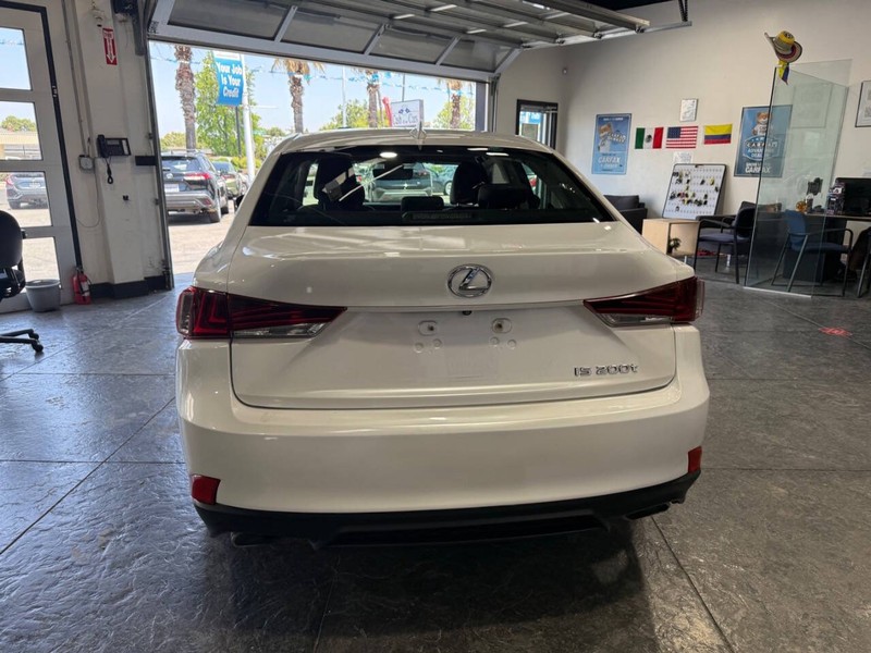 Lexus IS Vehicle Full-screen Gallery Image 25