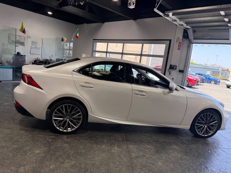 Lexus IS Vehicle Full-screen Gallery Image 26