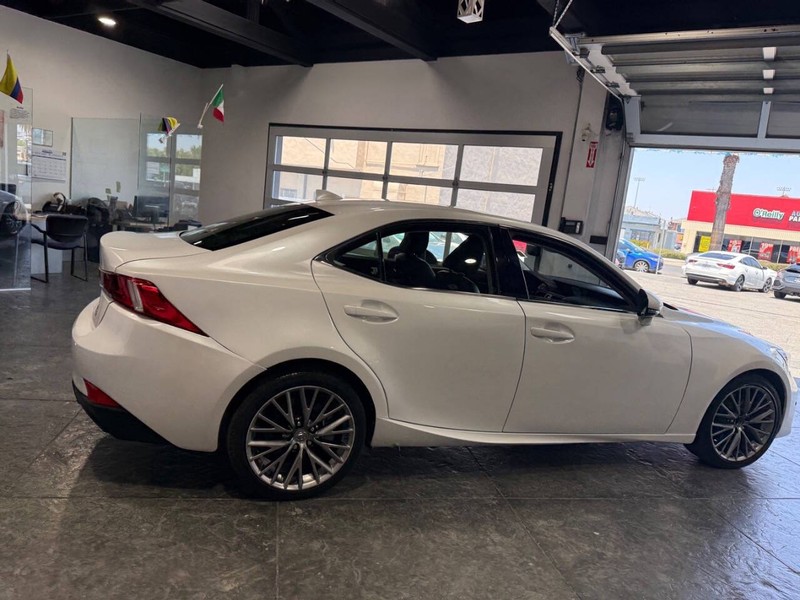 Lexus IS Vehicle Full-screen Gallery Image 27