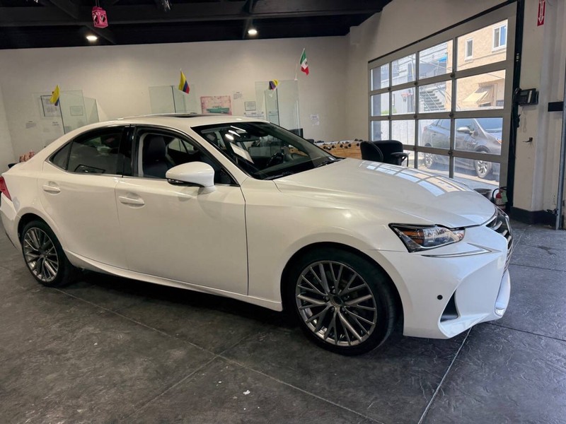 Lexus IS Vehicle Full-screen Gallery Image 32