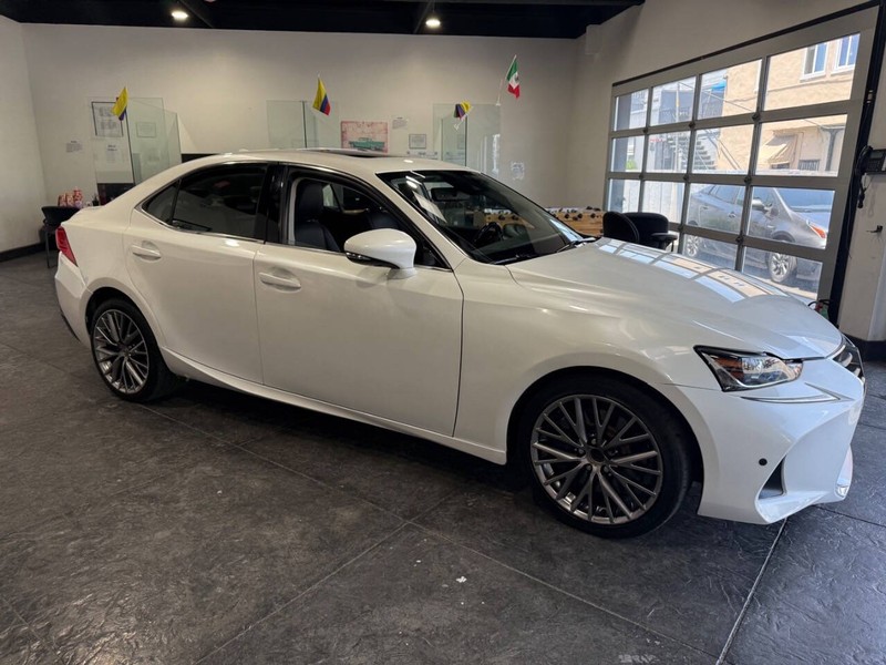 Lexus IS Vehicle Full-screen Gallery Image 33