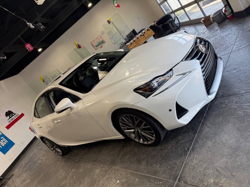 Lexus IS Vehicle Full-screen Gallery Image 36