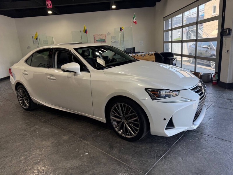 Lexus IS Vehicle Full-screen Gallery Image 37