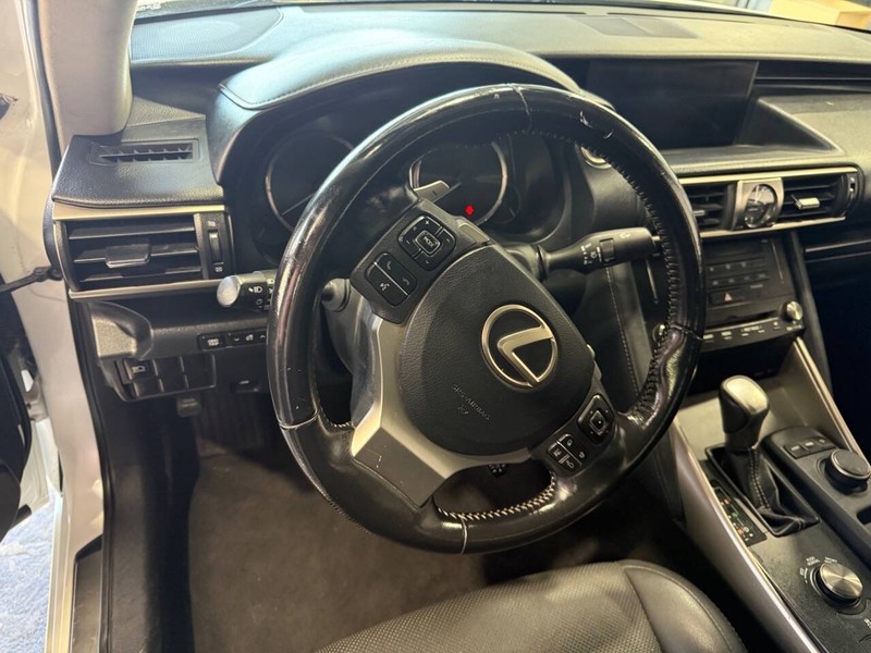 Lexus IS Vehicle Full-screen Gallery Image 44
