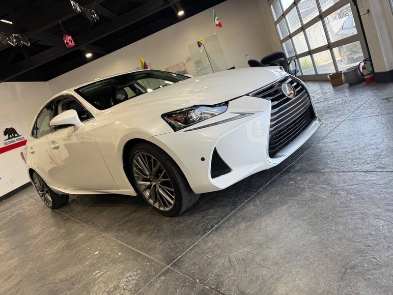 Lexus IS Vehicle Full-screen Gallery Image 45