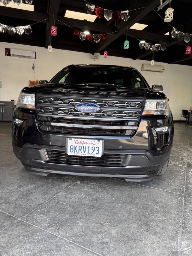 Ford Explorer Vehicle Full-screen Gallery Image 02