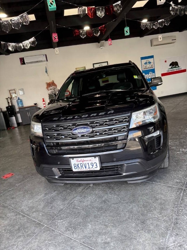 Ford Explorer Vehicle Full-screen Gallery Image 03