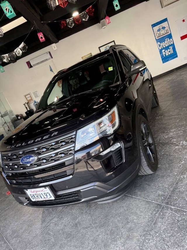 Ford Explorer Vehicle Full-screen Gallery Image 08