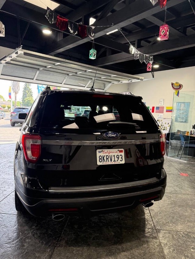Ford Explorer Vehicle Full-screen Gallery Image 18