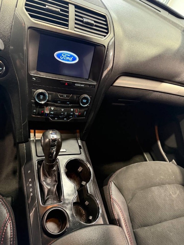 Ford Explorer Vehicle Full-screen Gallery Image 33