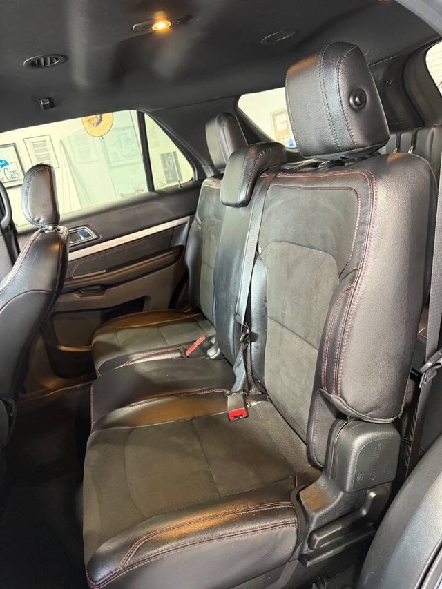 Ford Explorer Vehicle Full-screen Gallery Image 37