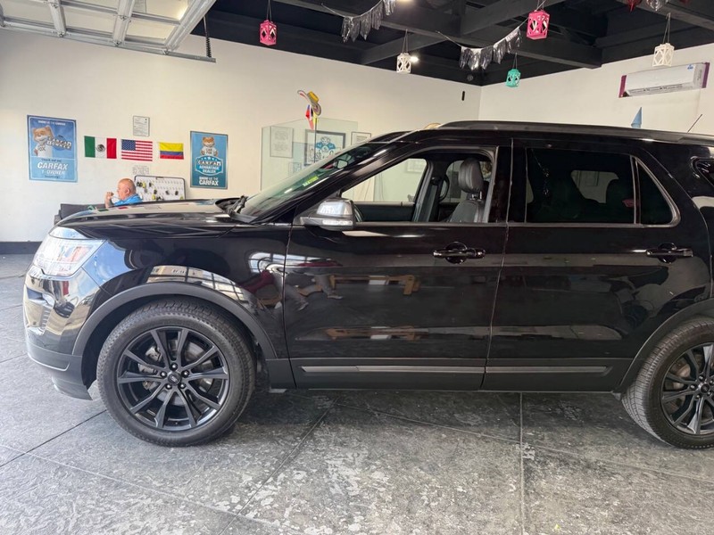 Ford Explorer Vehicle Full-screen Gallery Image 11
