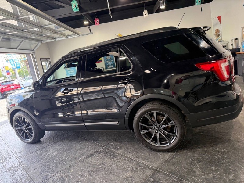 Ford Explorer Vehicle Full-screen Gallery Image 12