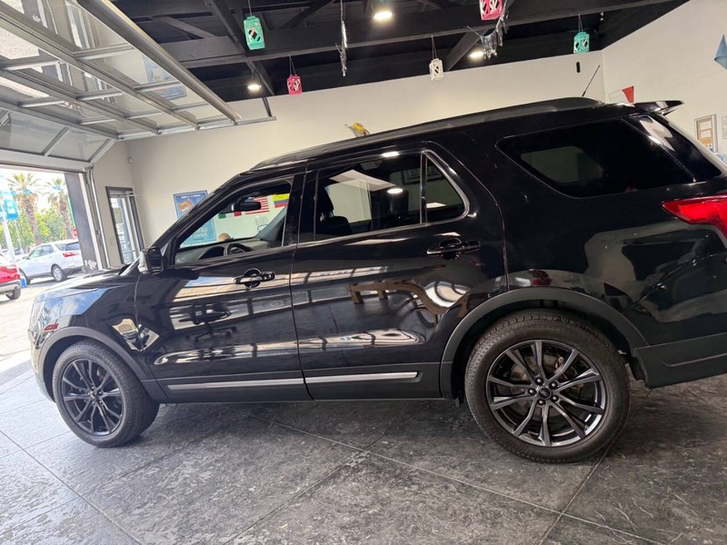 Ford Explorer Vehicle Full-screen Gallery Image 13