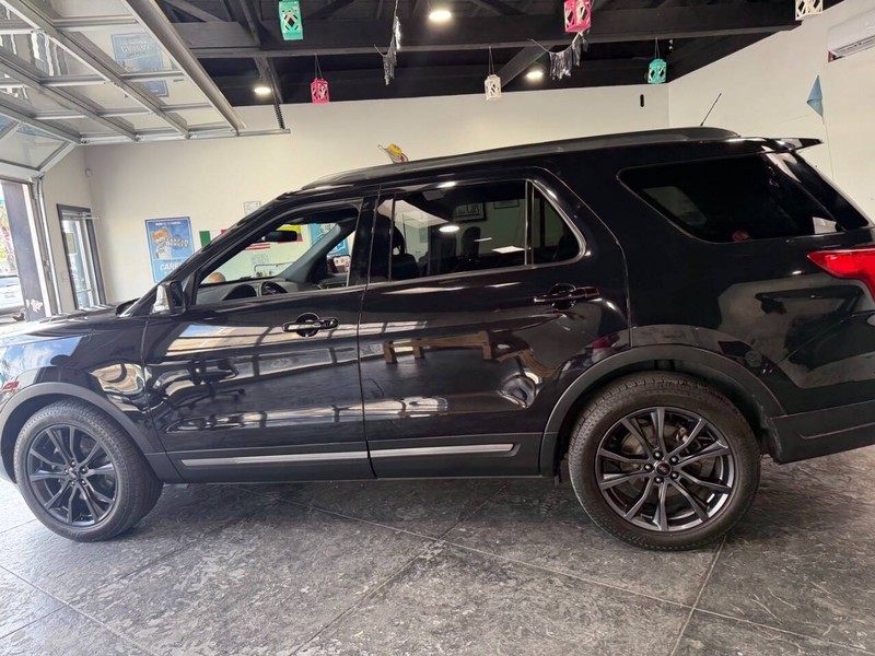 Ford Explorer Vehicle Full-screen Gallery Image 14