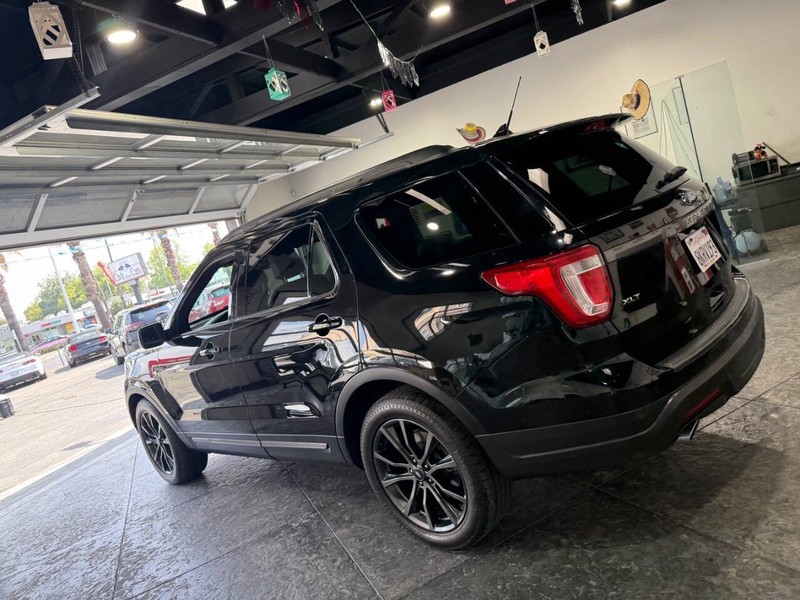 Ford Explorer Vehicle Full-screen Gallery Image 15