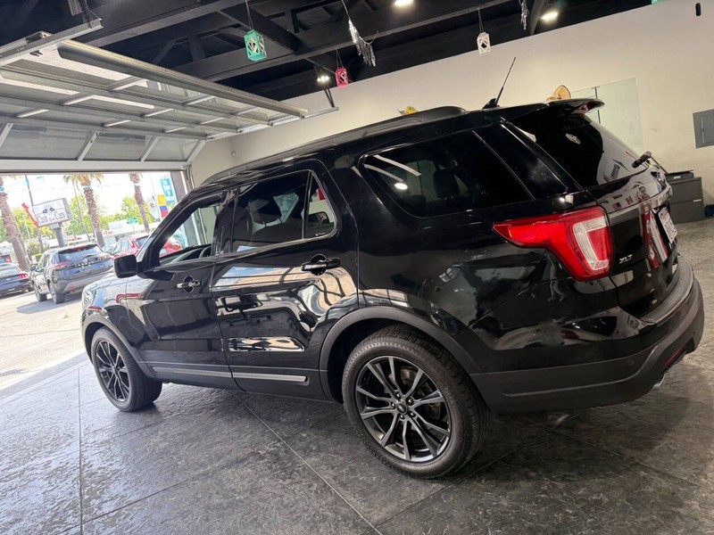Ford Explorer Vehicle Full-screen Gallery Image 16