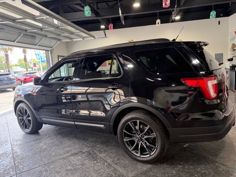 Ford Explorer Vehicle Full-screen Gallery Image 17