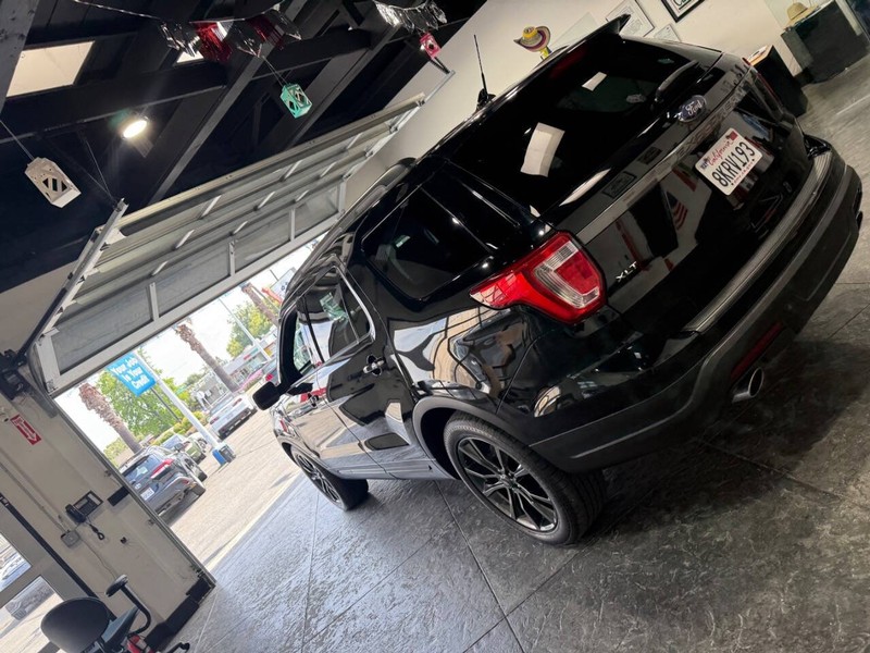 Ford Explorer Vehicle Full-screen Gallery Image 19