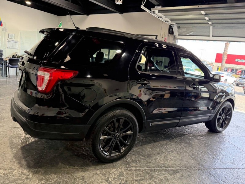 Ford Explorer Vehicle Full-screen Gallery Image 21