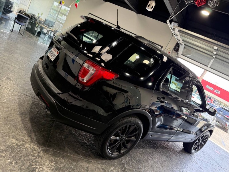 Ford Explorer Vehicle Full-screen Gallery Image 22