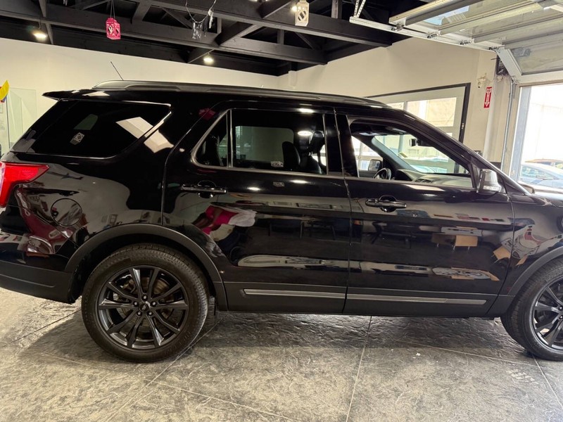 Ford Explorer Vehicle Full-screen Gallery Image 24