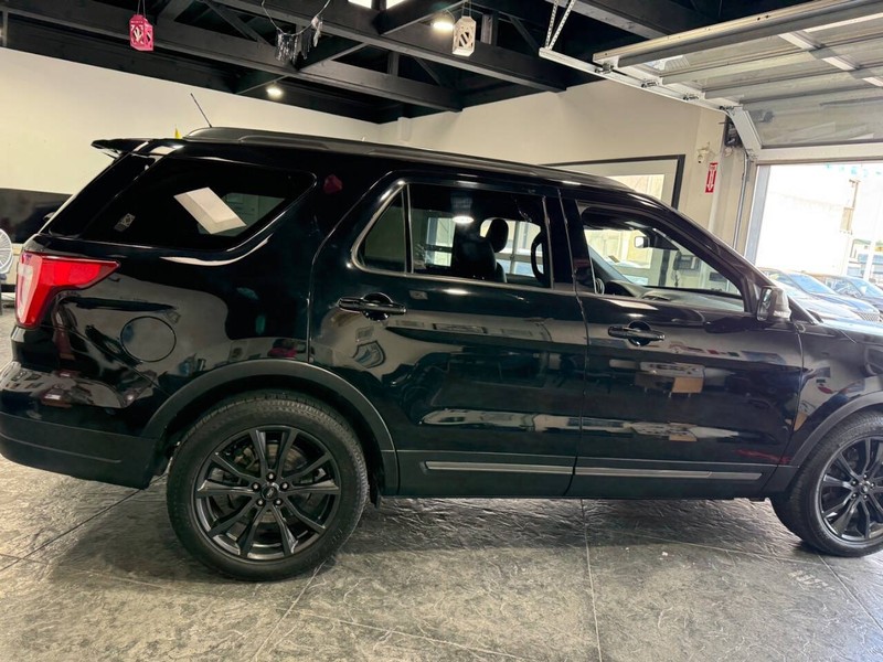Ford Explorer Vehicle Full-screen Gallery Image 25