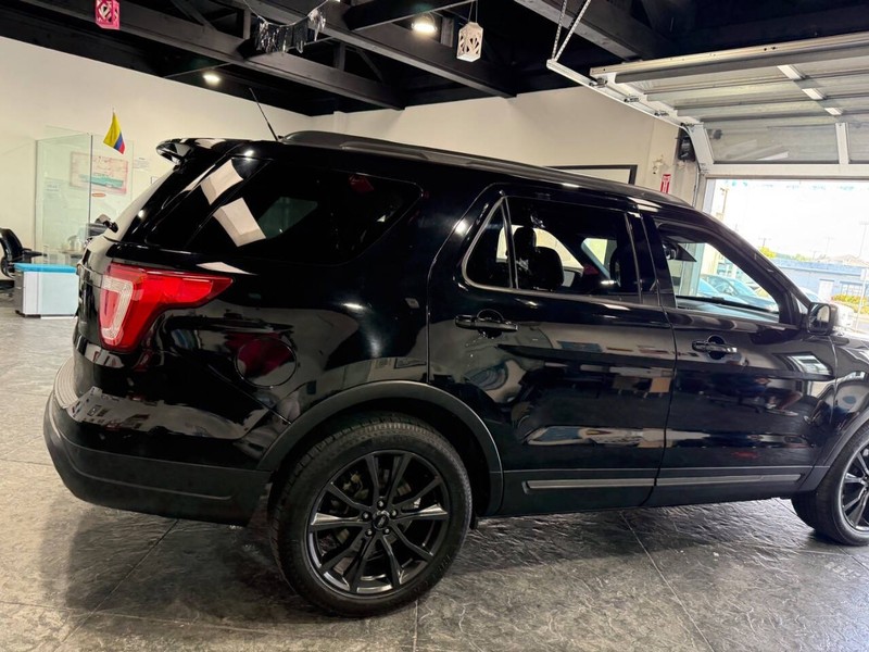 Ford Explorer Vehicle Full-screen Gallery Image 26