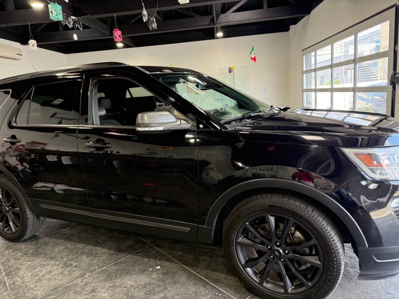 Ford Explorer Vehicle Full-screen Gallery Image 27