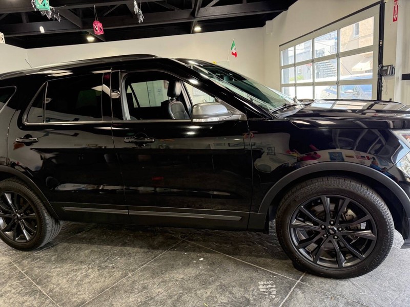 Ford Explorer Vehicle Full-screen Gallery Image 28