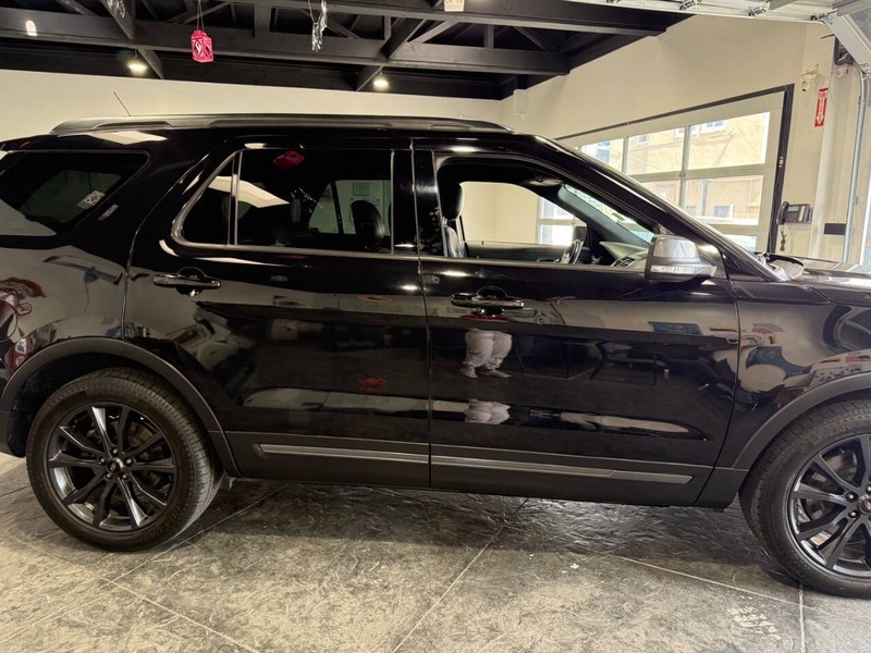 Ford Explorer Vehicle Full-screen Gallery Image 29