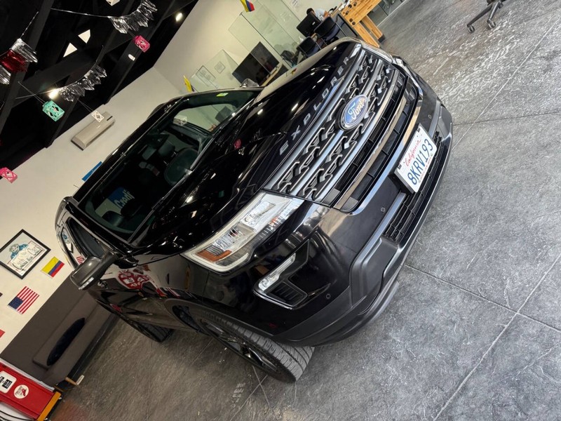 Ford Explorer Vehicle Full-screen Gallery Image 30