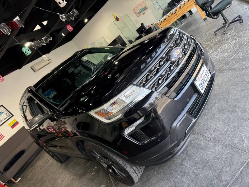 Ford Explorer Vehicle Full-screen Gallery Image 31