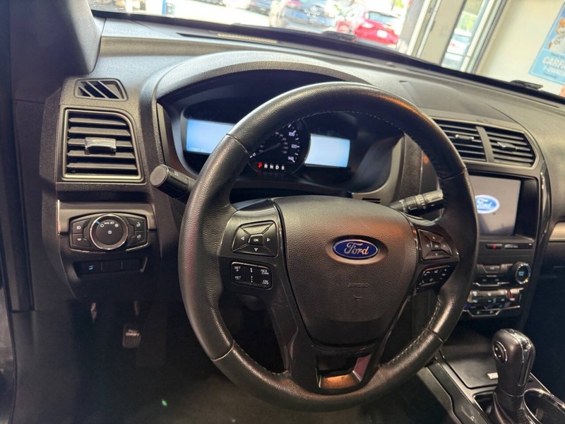 Ford Explorer Vehicle Full-screen Gallery Image 34