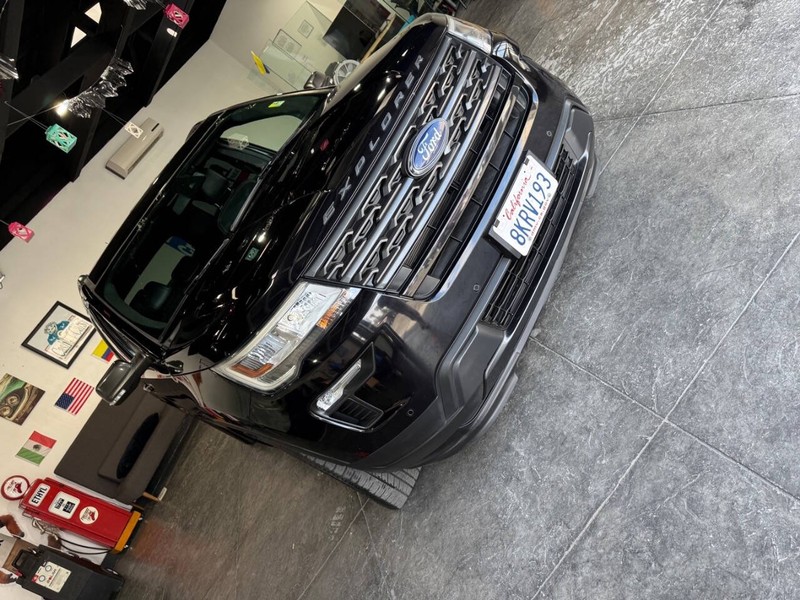 Ford Explorer Vehicle Full-screen Gallery Image 35