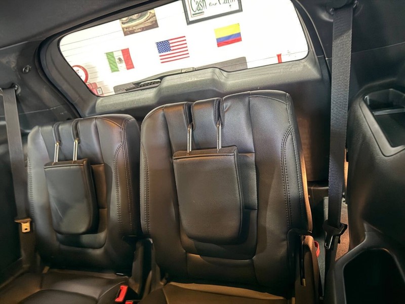 Ford Explorer Vehicle Full-screen Gallery Image 36