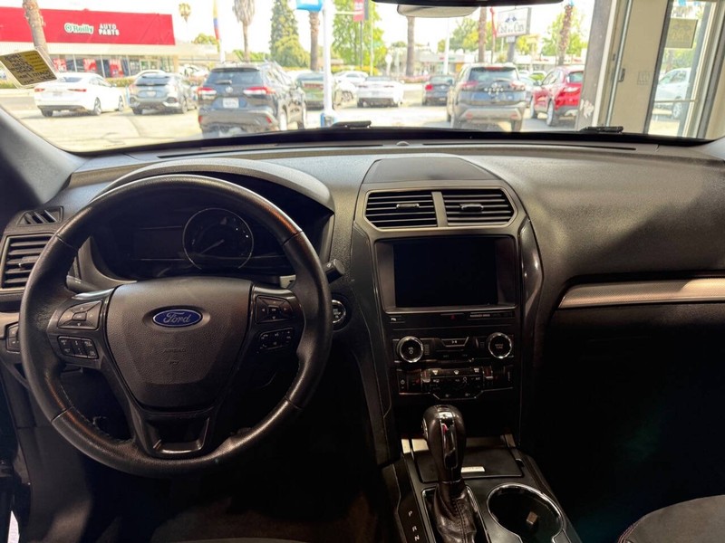 Ford Explorer Vehicle Full-screen Gallery Image 40