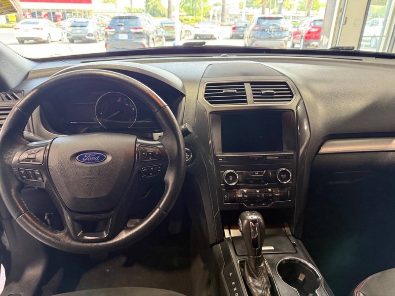 Ford Explorer Vehicle Full-screen Gallery Image 41