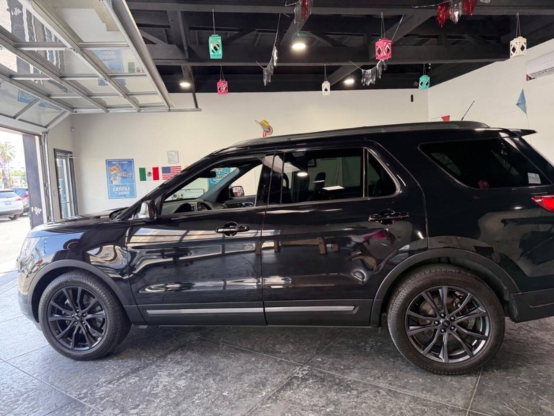 Ford Explorer Vehicle Full-screen Gallery Image 48