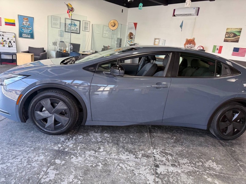 Toyota Prius Vehicle Full-screen Gallery Image 10