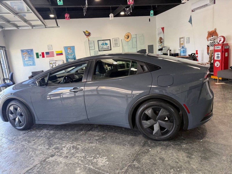 Toyota Prius Vehicle Full-screen Gallery Image 12