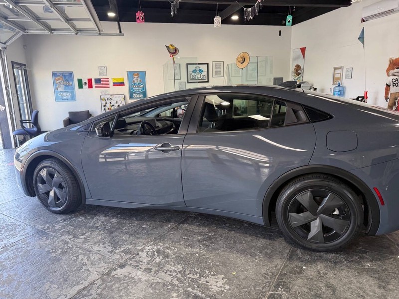Toyota Prius Vehicle Full-screen Gallery Image 13
