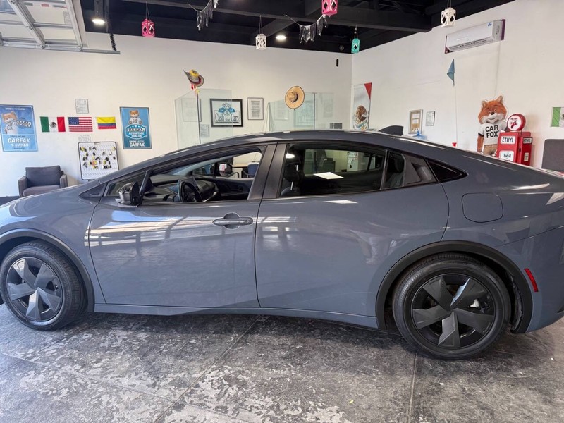 Toyota Prius Vehicle Full-screen Gallery Image 14