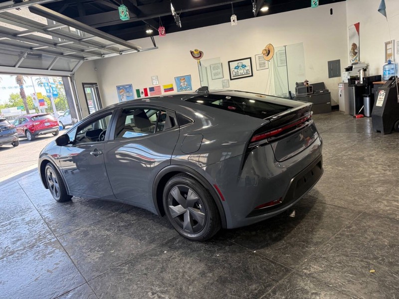 Toyota Prius Vehicle Full-screen Gallery Image 15