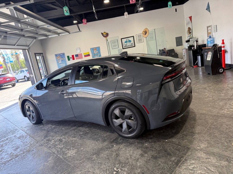 Toyota Prius Vehicle Full-screen Gallery Image 16