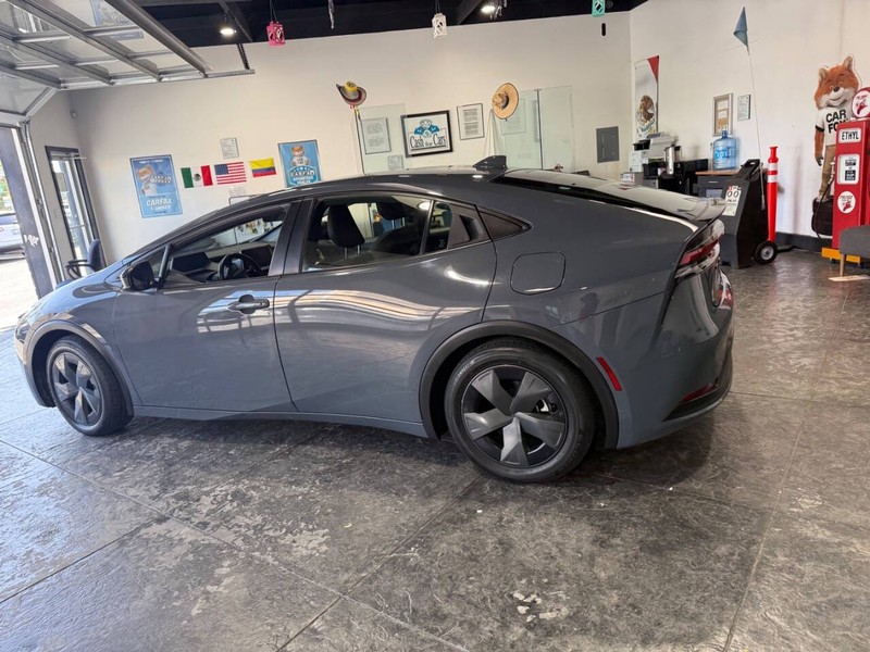 Toyota Prius Vehicle Full-screen Gallery Image 17