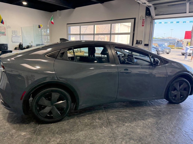Toyota Prius Vehicle Full-screen Gallery Image 26