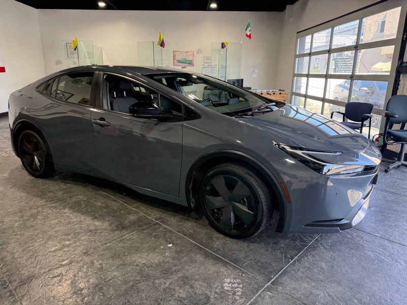 Toyota Prius Vehicle Full-screen Gallery Image 27