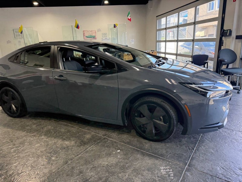 Toyota Prius Vehicle Full-screen Gallery Image 28